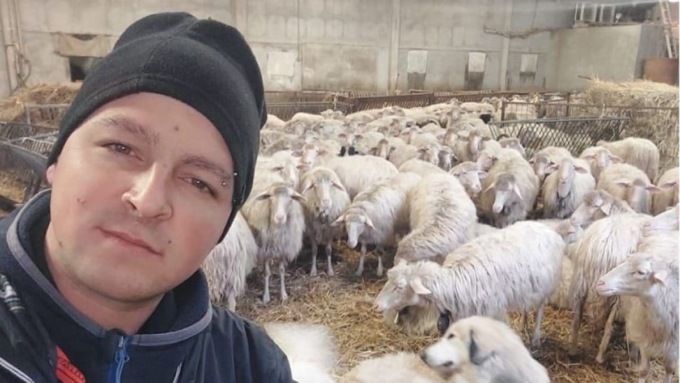 Muore a 28 anni, travolto da un’auto contromano