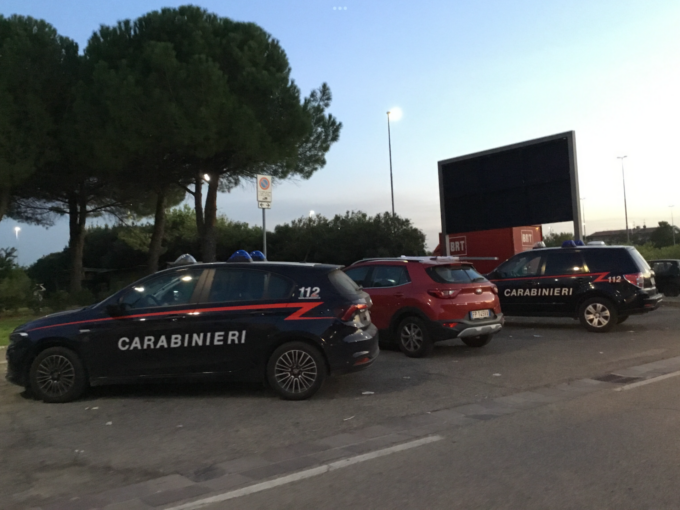 Brandisce un grimaldello e cerca di colpire il titolare