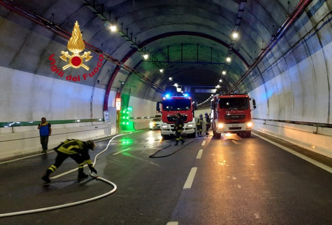 Incendio in galleria sulla A1