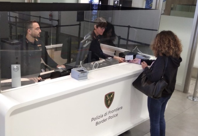 Aveva messo a segno numerosi furti sulle auto: incastrato da una cicatrice