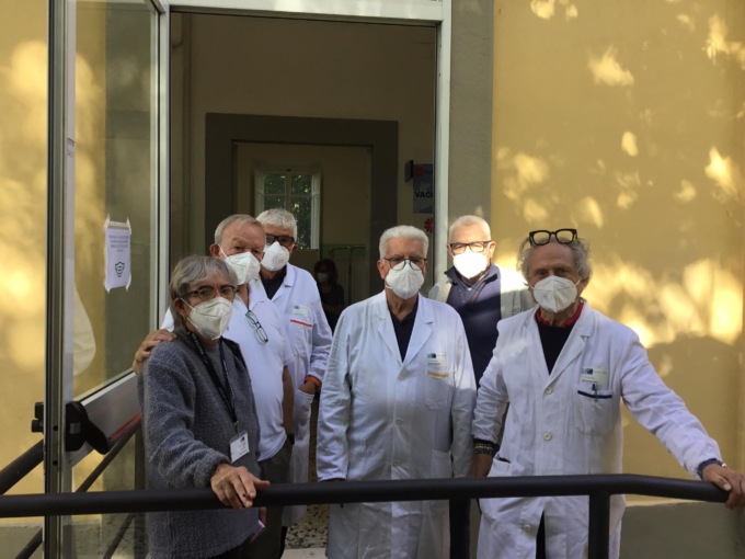 La protesta dei dottori all’Hub vaccinale di San Salvi: “Licenziati con un messaggio vocale dell’agenzia interinale”
