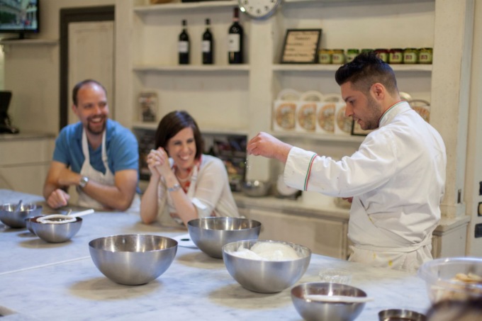 Turismo, dai giri in vespa alle lezioni di cucina: da “Florencetown” a “Towns of Italy”, il tour operator contro l’overtourism