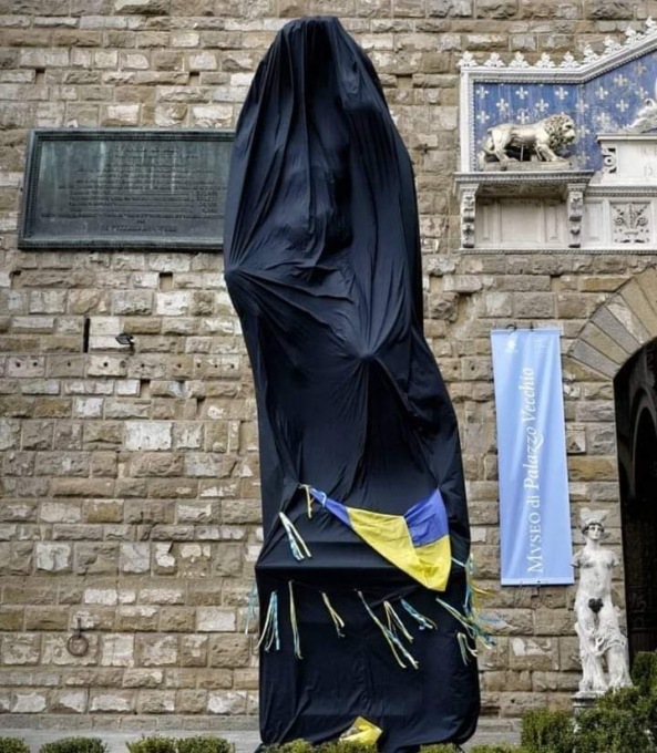 Danni al David per l’incendio del drappo, il Comune ottiene un risarcimento da 26mila euro