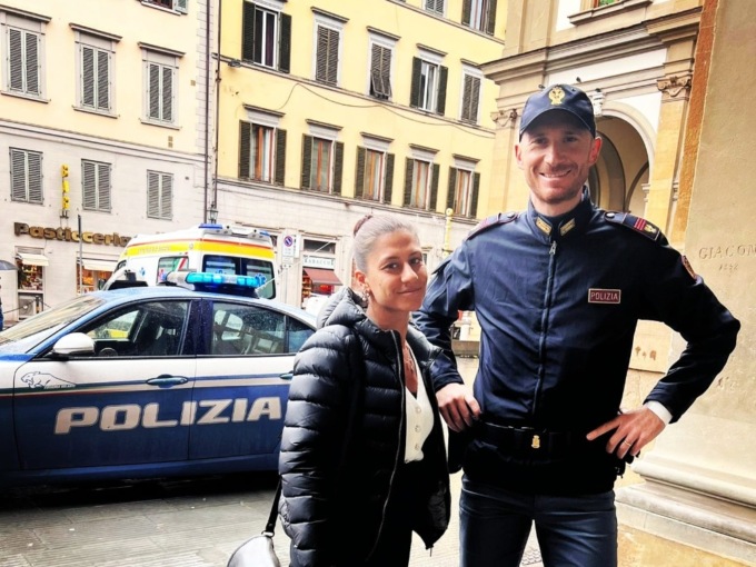 Agente della Polizia di Stato libero dal servizio ferma un rapinatore: aveva appena messo a segno un colpo sul tram, spruzzando dello spray al peperoncino contro la vittima