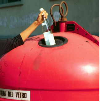 Esce di casa in mutande per andare a gettare il vetro