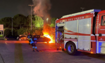 A fuoco un’auto ed un furgone in via Magenta a Campi - FOTO E VIDEO