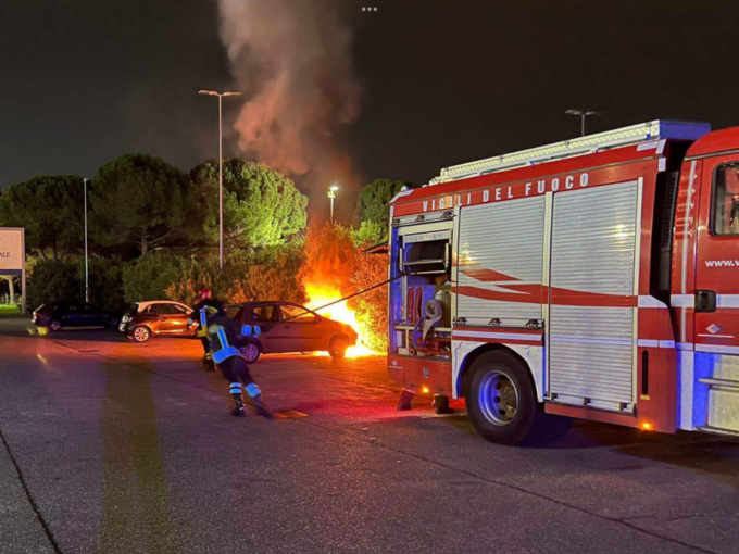 A fuoco un’auto ed un furgone in via Magenta a Campi – FOTO E VIDEO