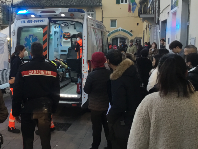 Donna cinese accoltellata a Campi: paura in centro