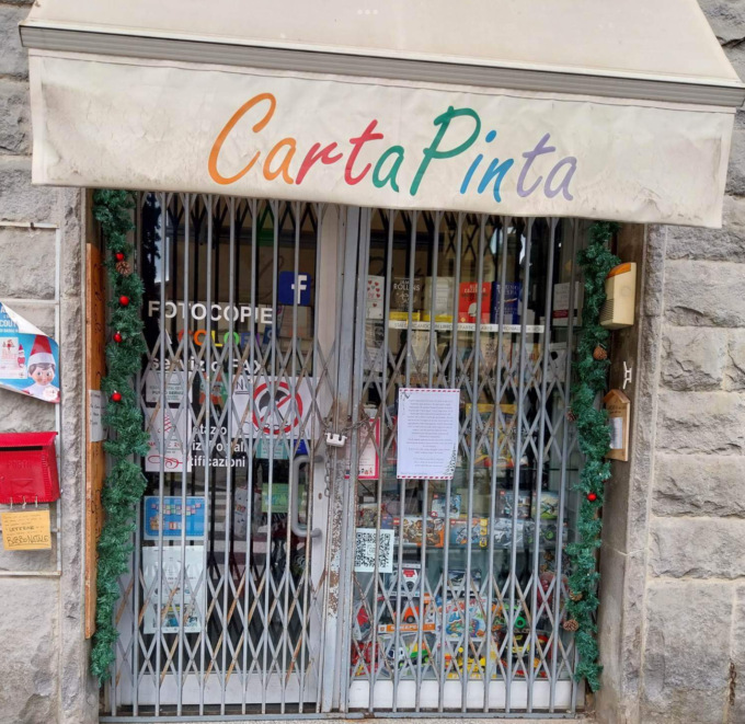 “Fieri di alzare il bandone prima dell’alba”: sulla porta gli auguri speciali dell’edicola CartaPinta 