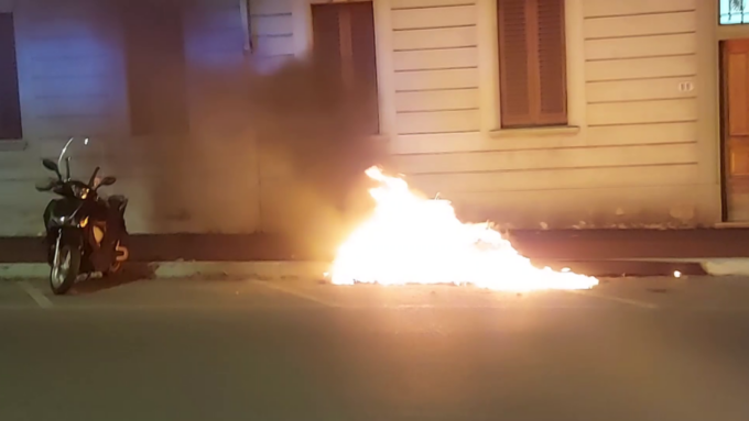 Moto in fiamme in via Circondaria – VIDEO