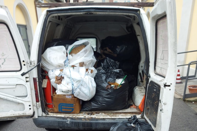 Da cinque anni smaltivano rifiuti illegalmente, sequestrata ditta di confezioni tessili di Prato