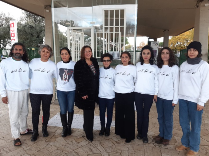 Flash mob di solidarietà per le donne iraniane
