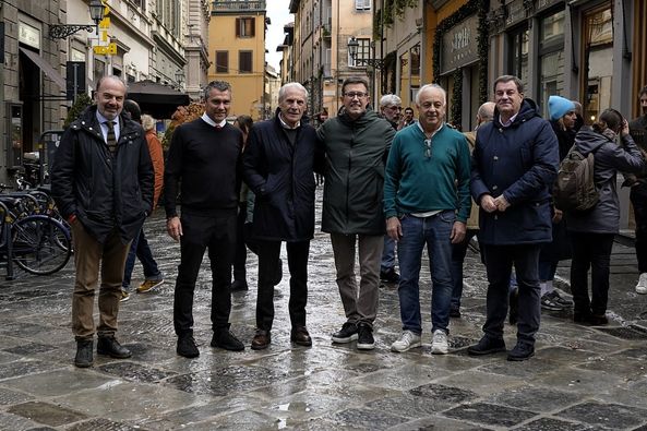 Riaperta via Porta Rossa, nuova pavimentazione in pietra e sottoservizi rinnovati