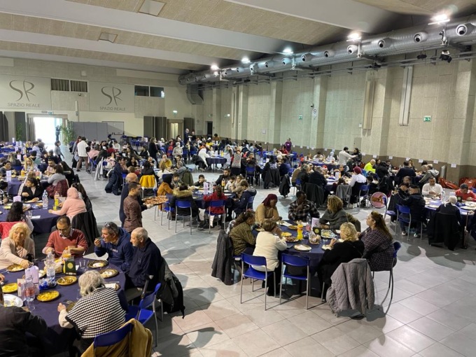 Il Pranzo di Sant’Egidio di Firenze ha messo a tavola più di mille persone