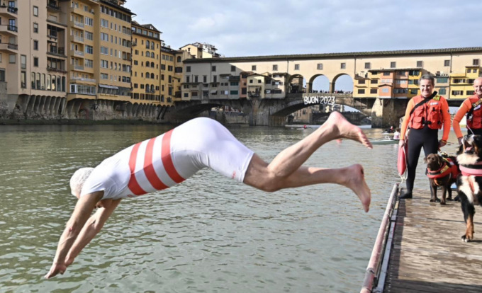 Giani e Milani al tradizionale tuffo in Arno della Canottieri Firenze 