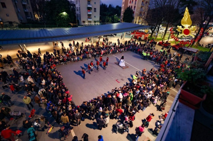 All’Isolotto in tantissimi ad ammirare la Befana dei Vigli del Fuoco 