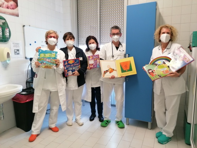 L’Ospedale del Mugello ha ricevuto in dono 300 libri e un armadietto per i farmaci