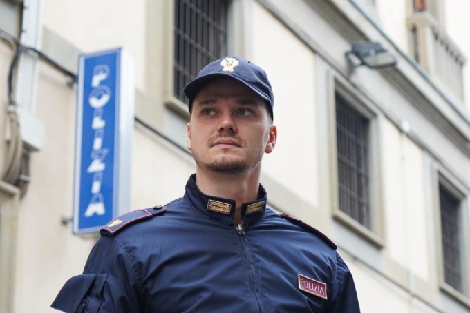 Consumatore di cocaina scambia agente per pusher già arrestato dalla Polizia di Stato