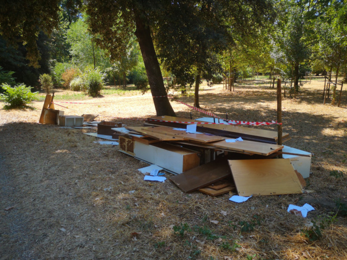 Abbandona mobilia e suppellettili varie nel Parco delle Cascine, scatta la denuncia