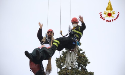 La Befana dei Vigili del Fuoco vola su piazza della Signoria il 6 gennaio