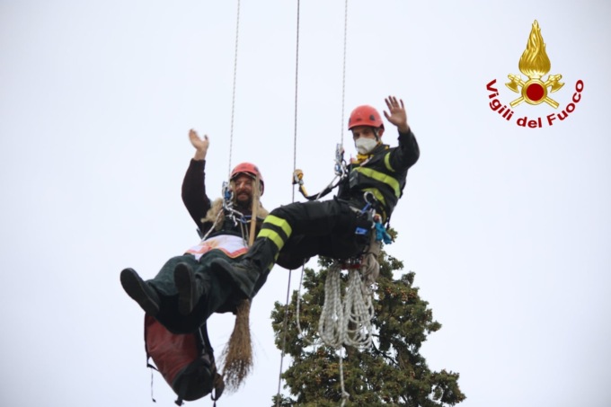 La Befana dei Vigili del Fuoco vola su piazza della Signoria il 6 gennaio