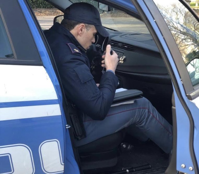Scaraventa la bicicletta contro la volante per cercare la fuga: arrestato dalla Polizia di Stato 23enne marocchino trovato con hashish e cocaina