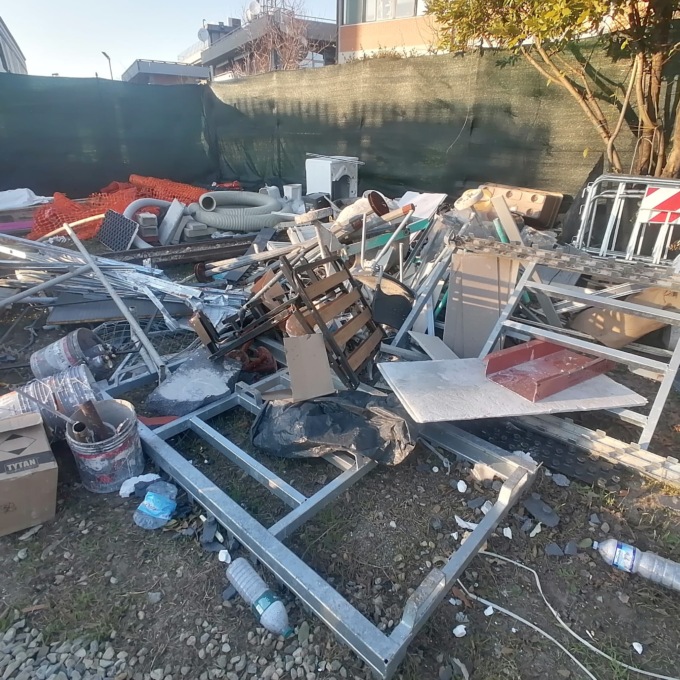 Seguono un autocarro carico di scarti edili e scoprono una discarica abusiva