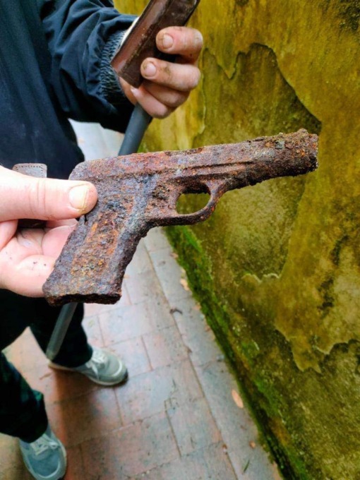 Ritrovata nel giardino di Boboli una pistola della seconda guerra mondiale 