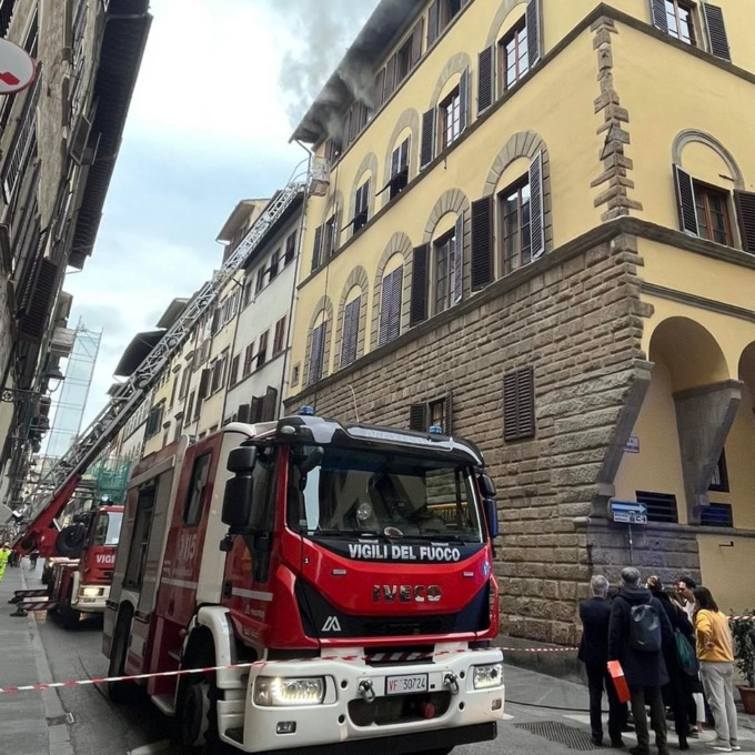 A fuoco un appartamento di via Maggio a Firenze 