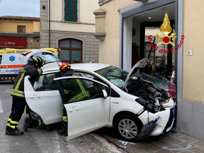 Incidente a Scandicci: autovettura contro una vetrina di un negozio  