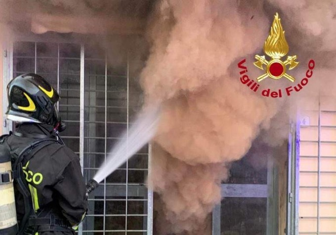 A fuoco un laboratorio industriale: in corso le operazioni di bonifica 