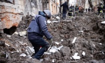 Ucraina, dal ponte in pallet alle tombe in attesa: sui social una mostra di foto dal fronte