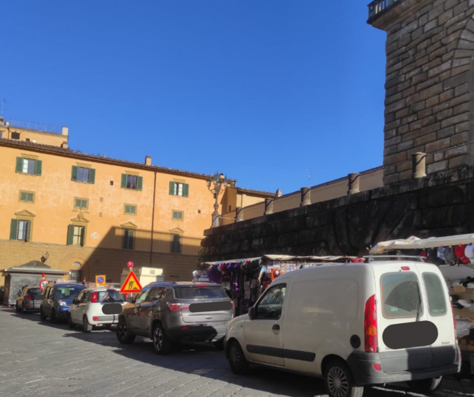 Sinistra Progetto Comune: “Piazza de’ Pitti è diventata un parcheggio?”