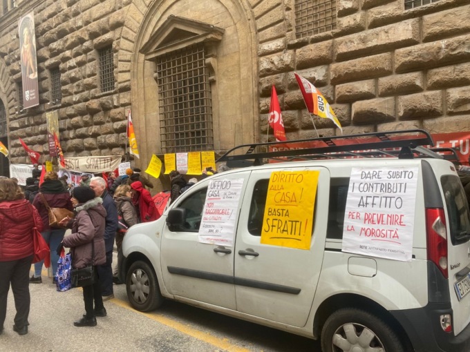 Manifestazione per il diritto alla casa davanti alla Prefettura