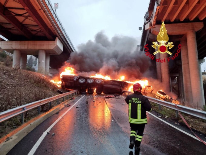 Autostrada A1, precipita e va a fuoco un mezzo pesante: trovato morto il conducente
