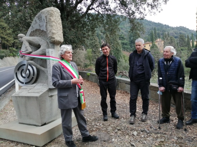 Sulla strada di Fiesole è tornata al suo posto la ruota del monumento a Ballerini