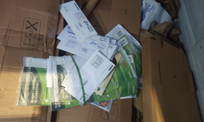Corrispondenza nel cassonetto, portalettere denunciato dalla Polizia Municipale