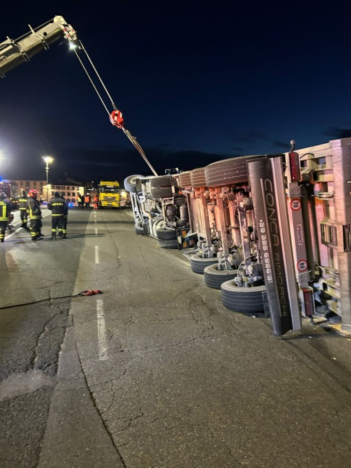 Tir si ribalta su Ponte della Vittoria: l’assessore Giorgetti ringrazia tutte le maestranze