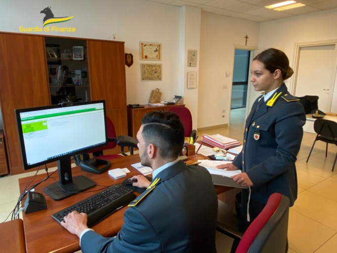 Alla frontiera con 900mila euro: cinese fermato dalla Gdf