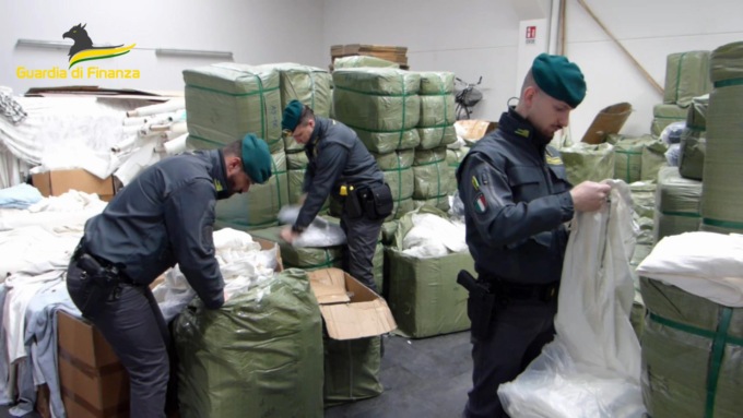 Un altro blitz della Finanza, sequestrati 500mila euro di vestiti non a norma