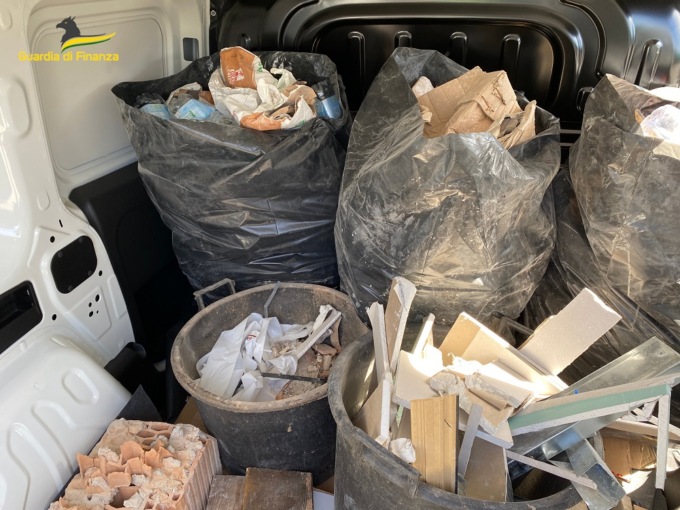 Viaggiava con oltre 240 chilogrammi di rifiuti edili, denunciato