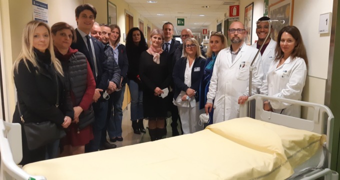 L’Oncologia Medica del San Jacopo riceve 5 letti dal Rotary Club, dal Rotaract e dalla Mgm Motori Elettrici