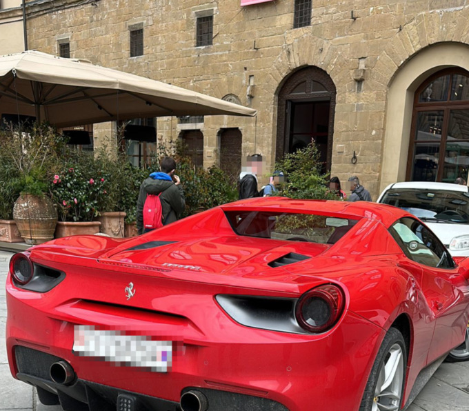 Turista americano parcheggia la Ferrari in piazza Signoria, multato dalla Polizia Municipale