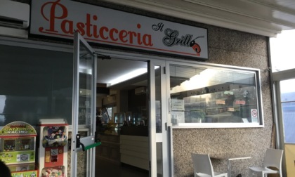 Aggressione del titolare della pasticceria “Il Grillo”: in città in tanti chiedono di garantire più sicurezza 