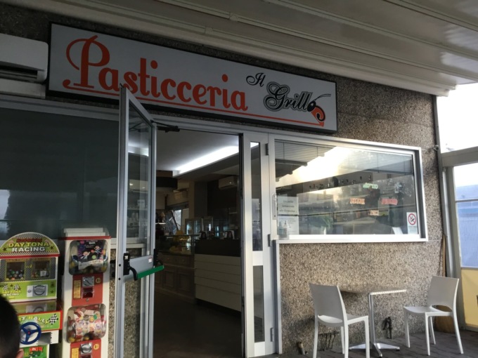Aggressione del titolare della pasticceria “Il Grillo”: in città in tanti chiedono di garantire più sicurezza 