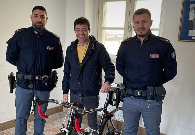 Restituita al legittimo proprietario la bicicletta  rubata: era nascosta in un cespuglio 