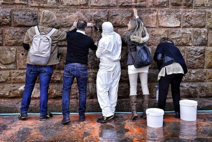 Imbrattato Palazzo Vecchio, consumati 5mila litri di acqua per ripulire la facciata