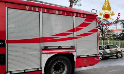 Litiga con i fratelli, va in escandescenza e incendia la propria auto 