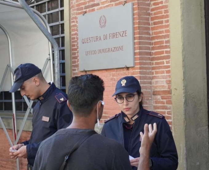 “Pusher” straniero espulso dalla Polizia di Stato: era già stato sorpreso con addosso diverse dosi di eroina