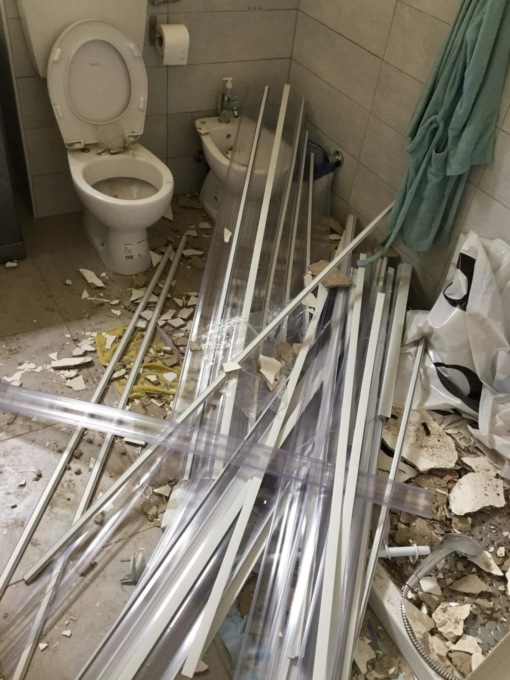 Crolla soffitto nel bagno di una casa popolare a Capalle, Gandola: “È questo il risultato dopo decenni di mancate manutenzioni” 